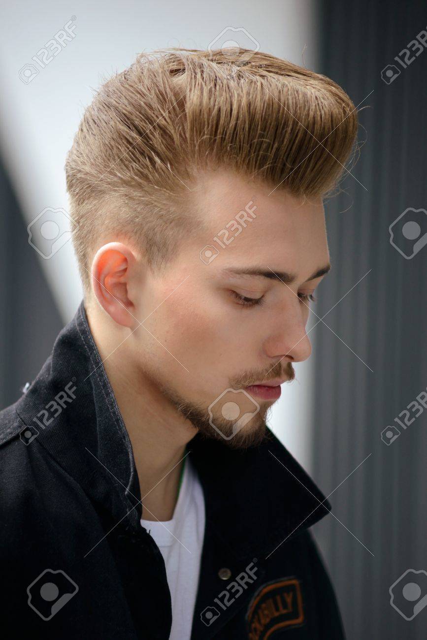 男の髪型 の写真素材 画像素材 Image