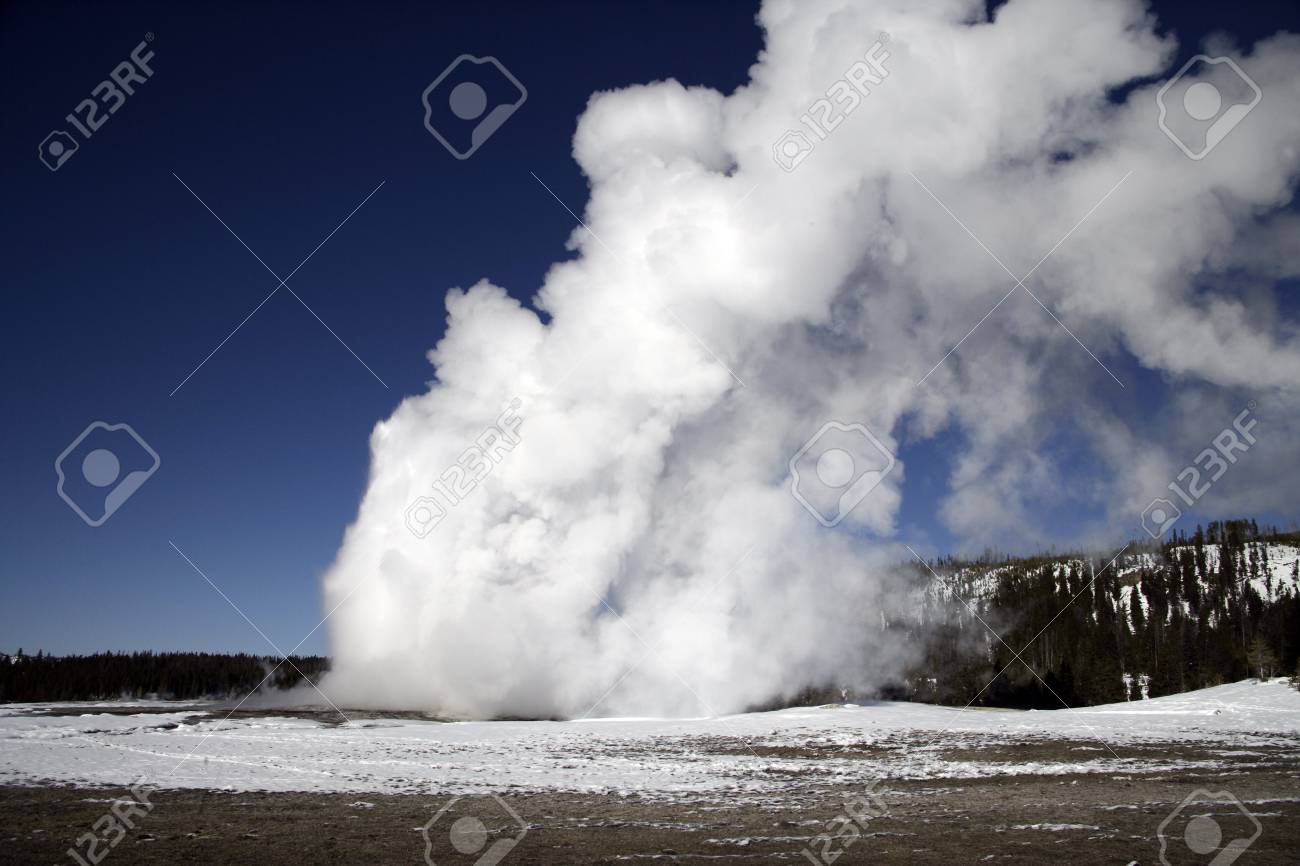 オールド フェイスフル湯気 イエローストーン米国を 予測可能な地理的な特徴 の写真素材 画像素材 Image
