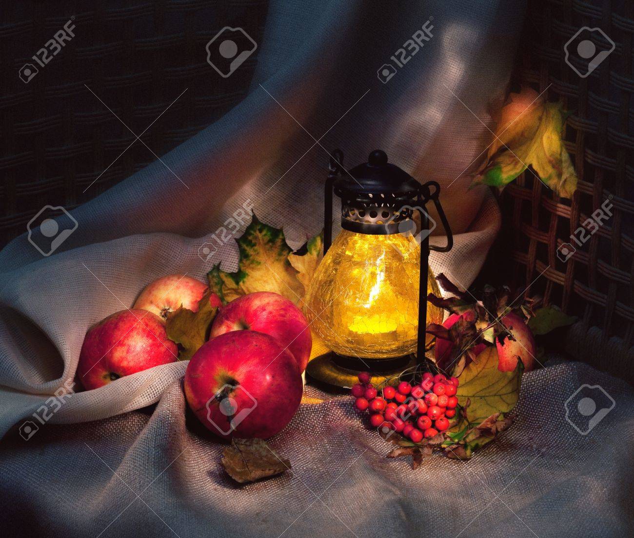 秋静物リンゴとランプ ライト絵画 の写真素材 画像素材 Image