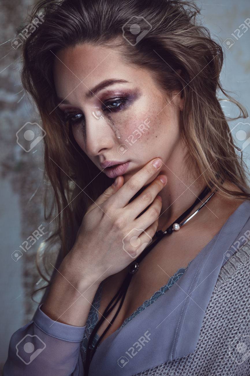 彼女のほおに涙のメイクアップ華やかな悲しい少女 の写真素材 画像素材 Image 79868867