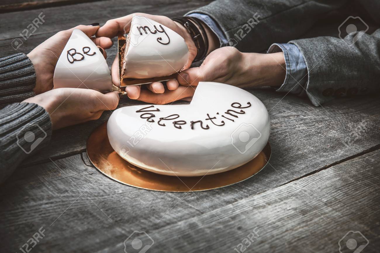 Beau Gateau Pour La Saint Valentin Entre Les Mains D Un Couple D Amoureux Banque D Images Et Photos Libres De Droits Image