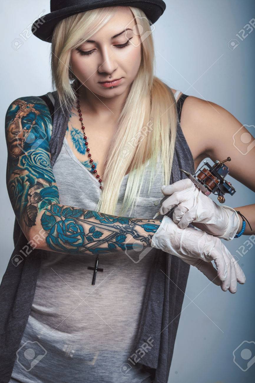 Mädchen mit Tattoos Mädchen mit Tattoos