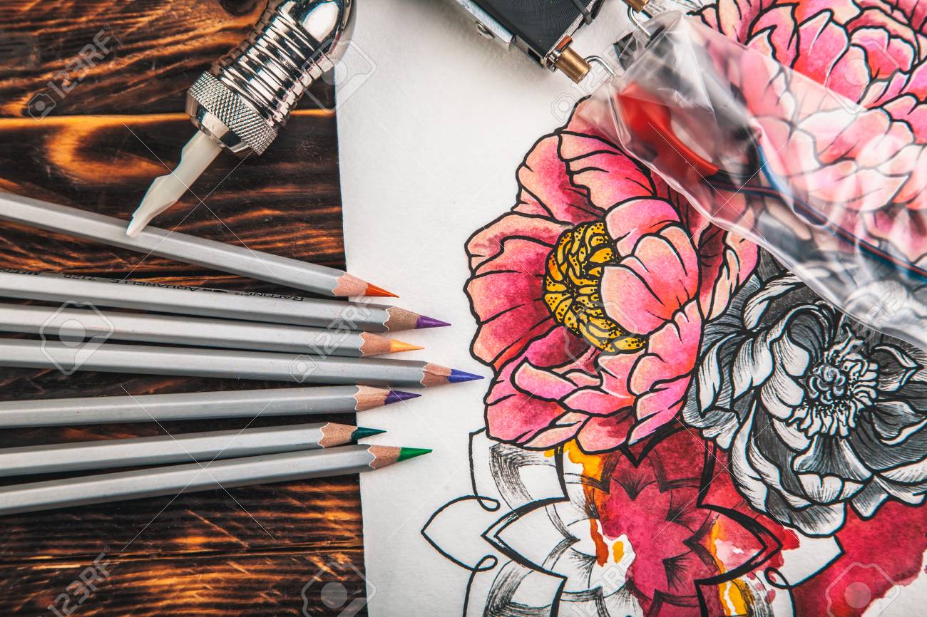 Schone Skizze Zeichnung Blumen Mit Buntstiften Auf Alten Holzernen Hintergrund Liegen Lizenzfreie Fotos Bilder Und Stock Fotografie Image 56029174