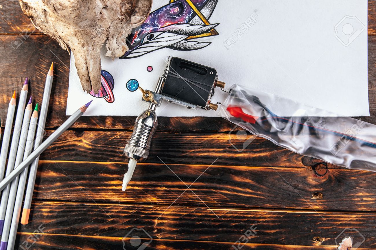 Beau Dessin Croquis Baleine De La Mer Et Des Planètes Avec Des Crayons De Couleur Couché Sur Fond Vieux Bois Machine De Tatouage Et Le Crâne Dune