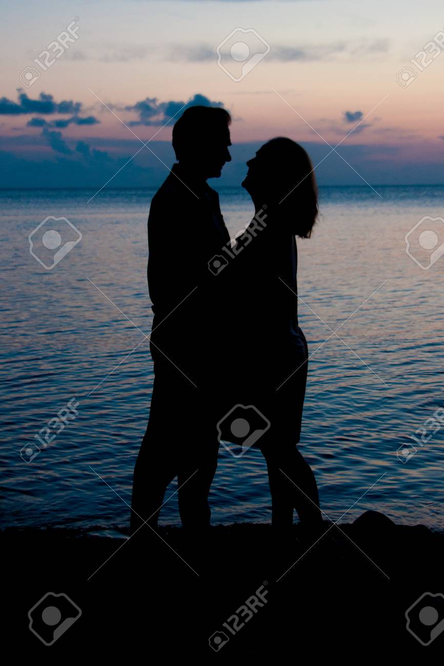 夏の夜の海で 2 人のシルエット の写真素材 画像素材 Image