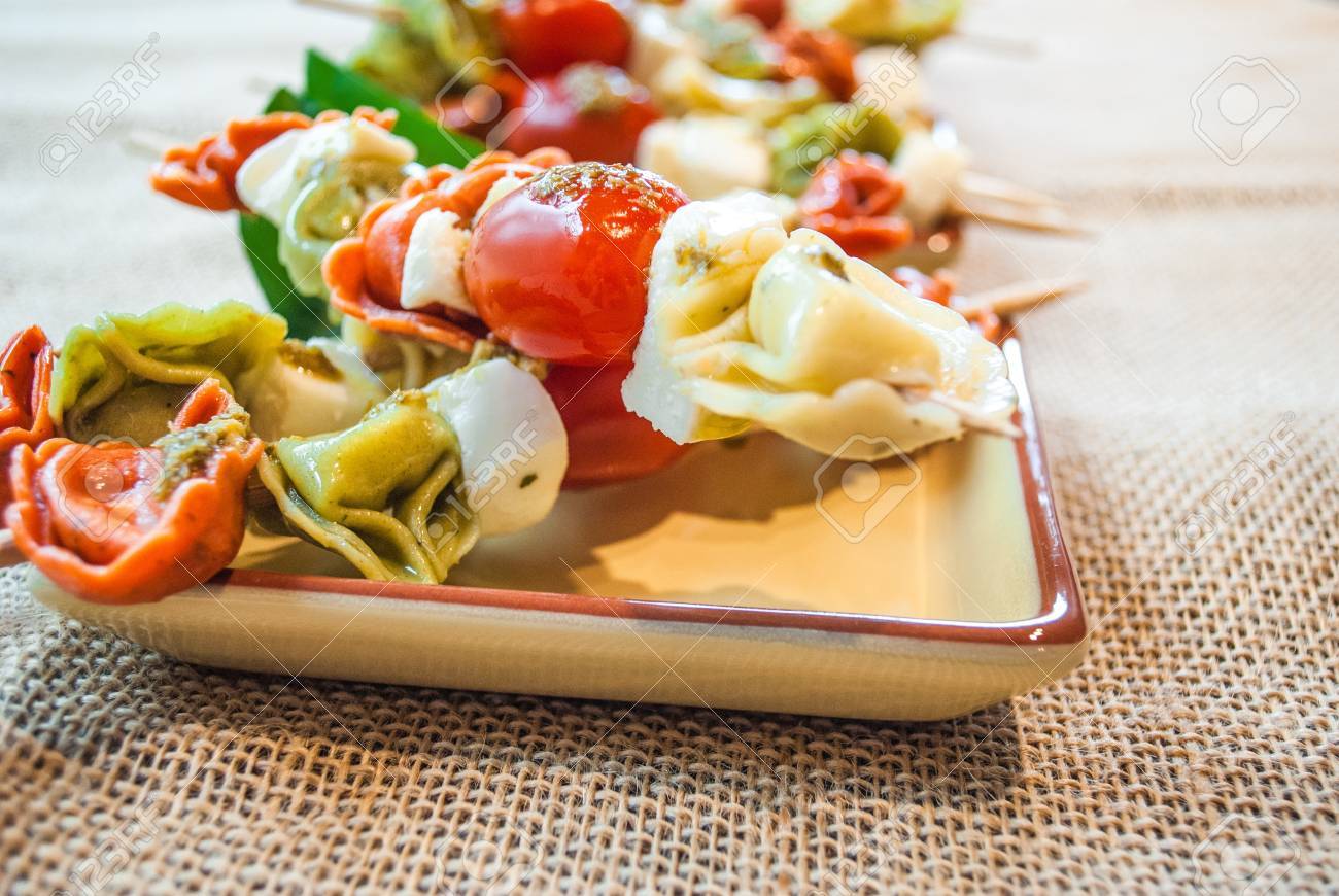 Petit Apéritif Plaque De Tortellini, Les Tomates Et Les Brochettes De Mozzarella Gros Plan Banque D'Images et Photos Libres De Droits. Image 21377029