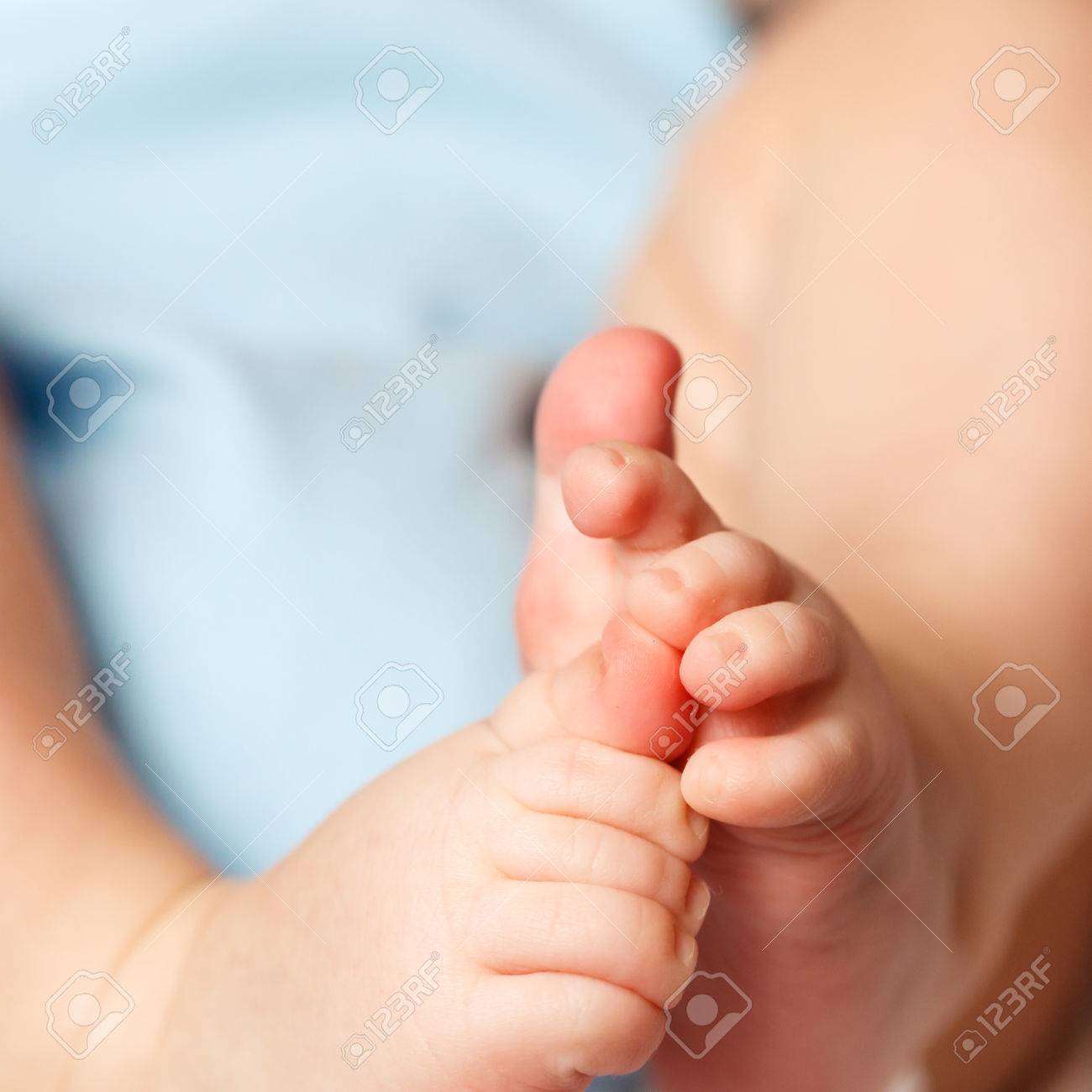 Les Beaux Pieds Doux Bebe Nouveau Ne Se Bouchent Banque D Images Et Photos Libres De Droits Image