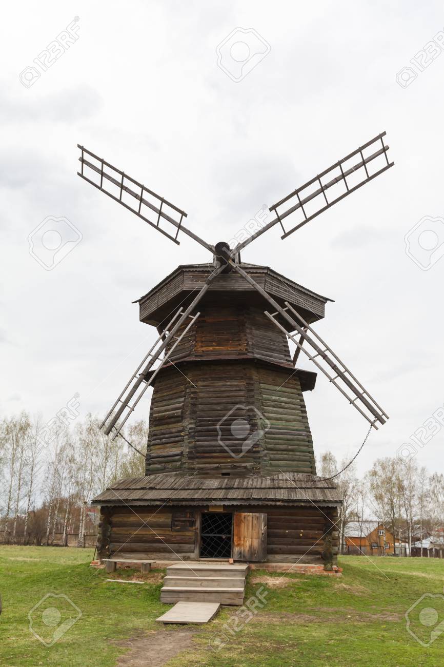 Vieux Moulin A Vent En Bois Du 18eme Siecle A Souzdal Russie Banque D Images Et Photos Libres De Droits Image 65760208