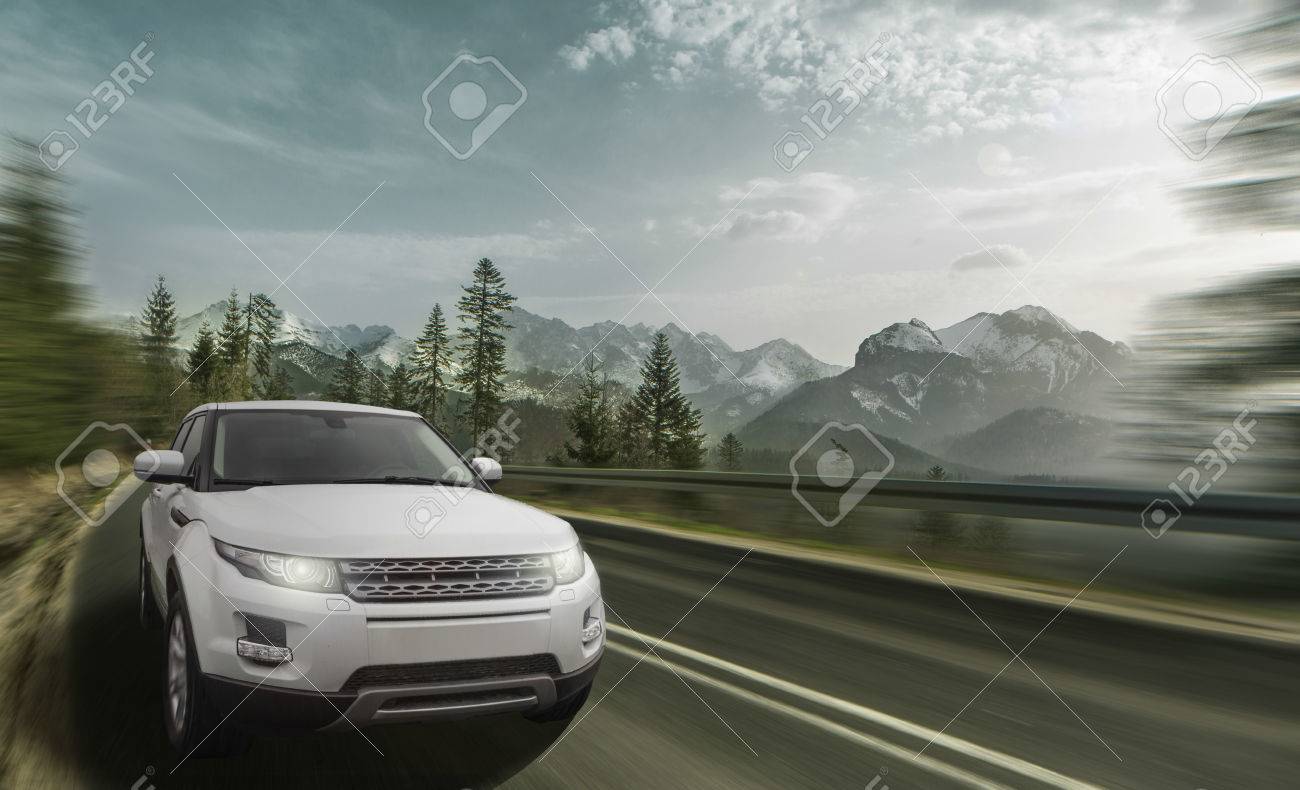 高速山道で車を運転 の写真素材 画像素材 Image