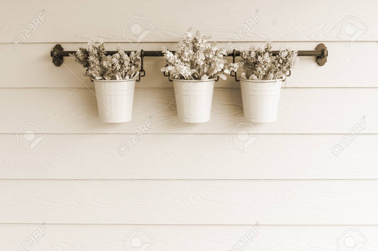 Petit Pot De Fleur A Bord Mur En Bois Le Style Sepia Banque D Images Et Photos Libres De Droits Image