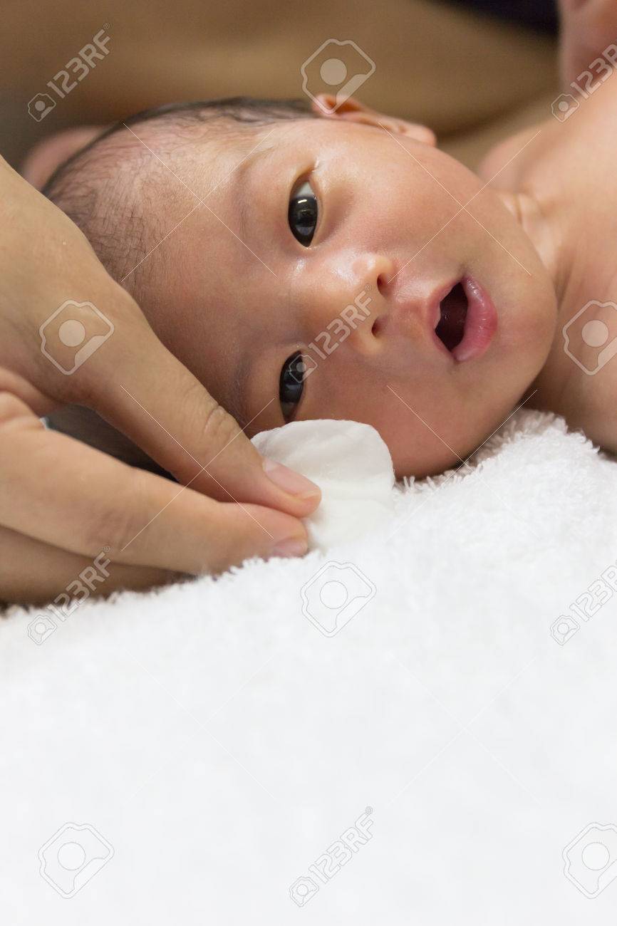 アジアかわいい新しい生まれた赤ちゃん洗ってアイ風呂 選択と集中 コピー領域の背景の白いタオル後清浄綿 の写真素材 画像素材 Image