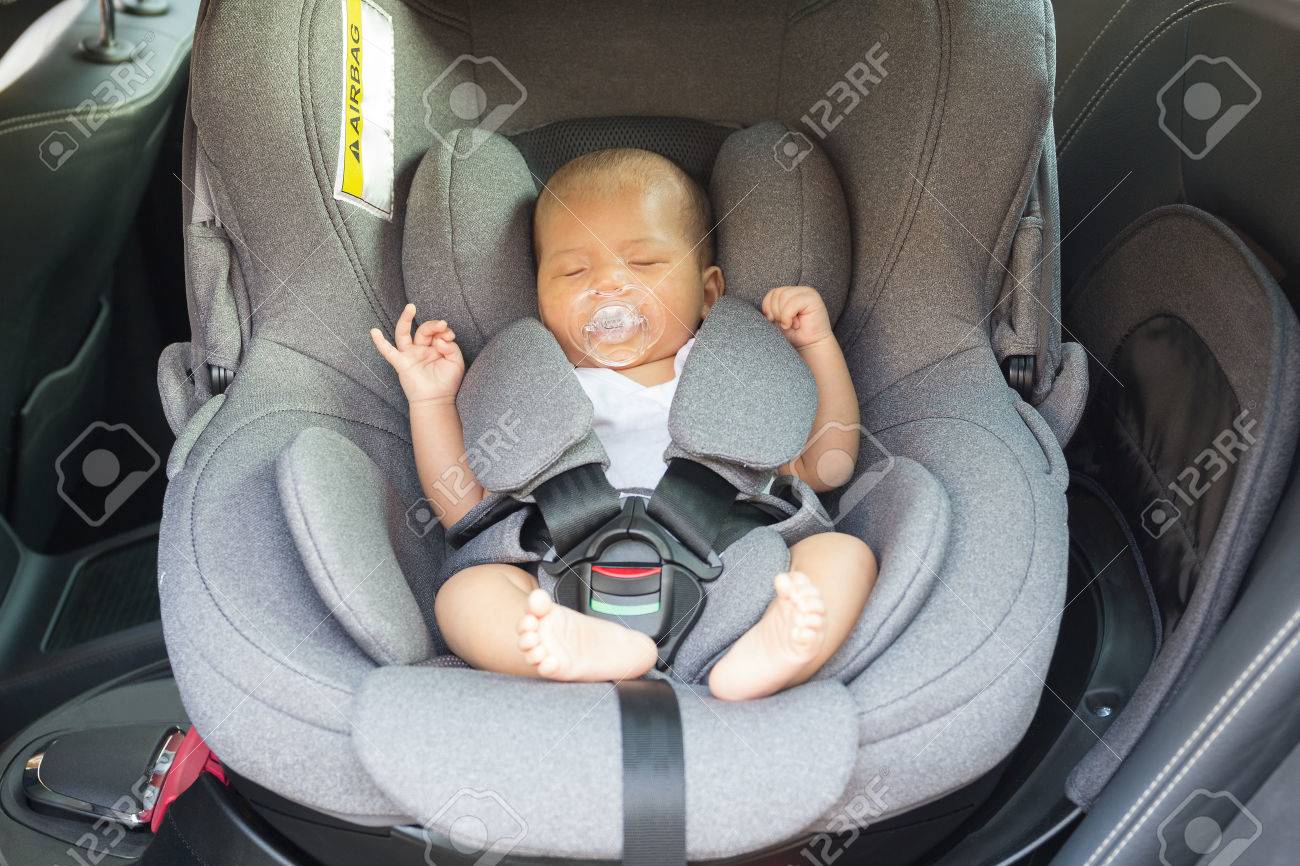 現代の車の座席で寝ているアジアのかわいい新生児 新しい道路上の走行の安全を生まれた子 子供と車で留められたシートベルトを旅行する安全な方法です 幼児との旅行 の写真素材 画像素材 Image