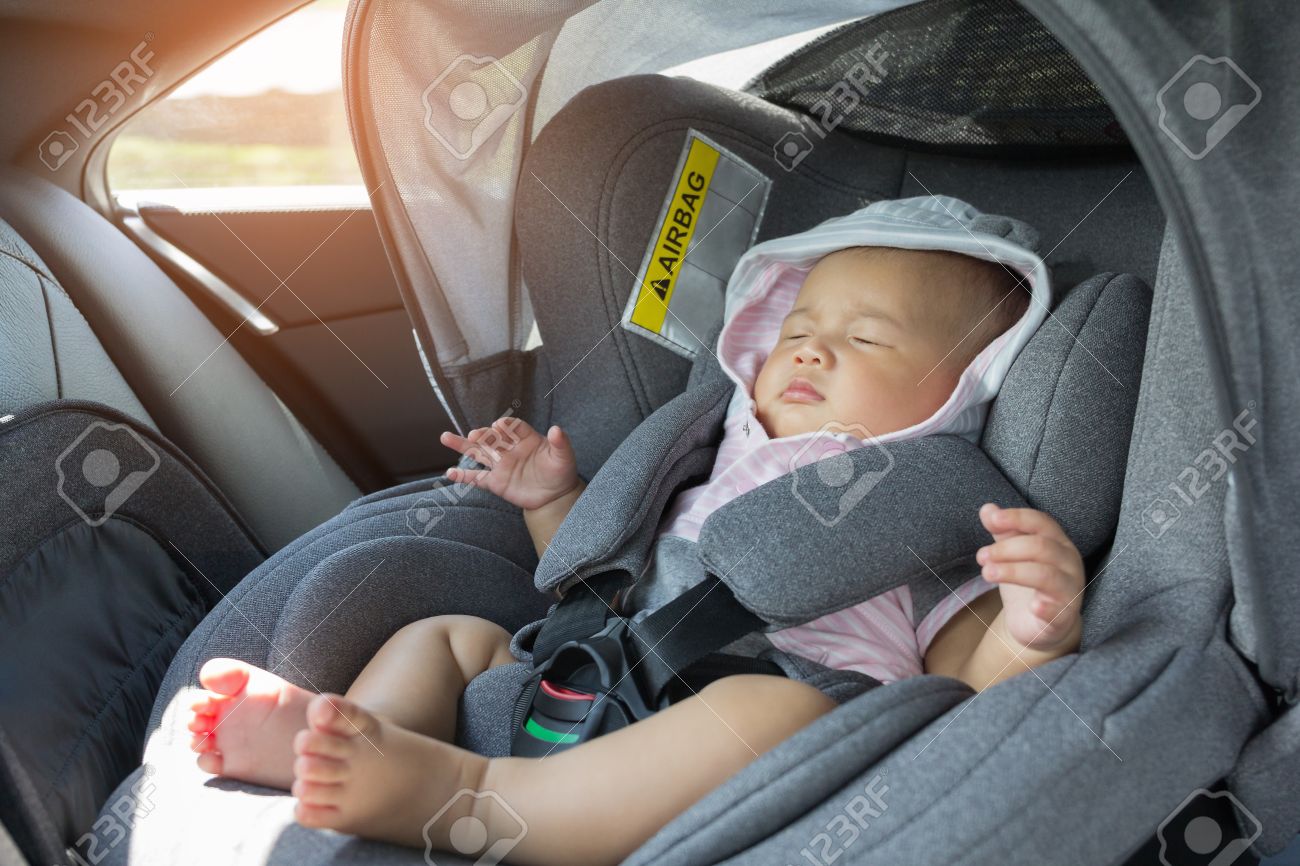 現代の車の座席で寝ているアジアのかわいい新生児 新しい道路上の走行の安全を生まれた子 子供と車で留められたシートベルトを旅行する安全な方法です 幼児との旅行 の写真素材 画像素材 Image