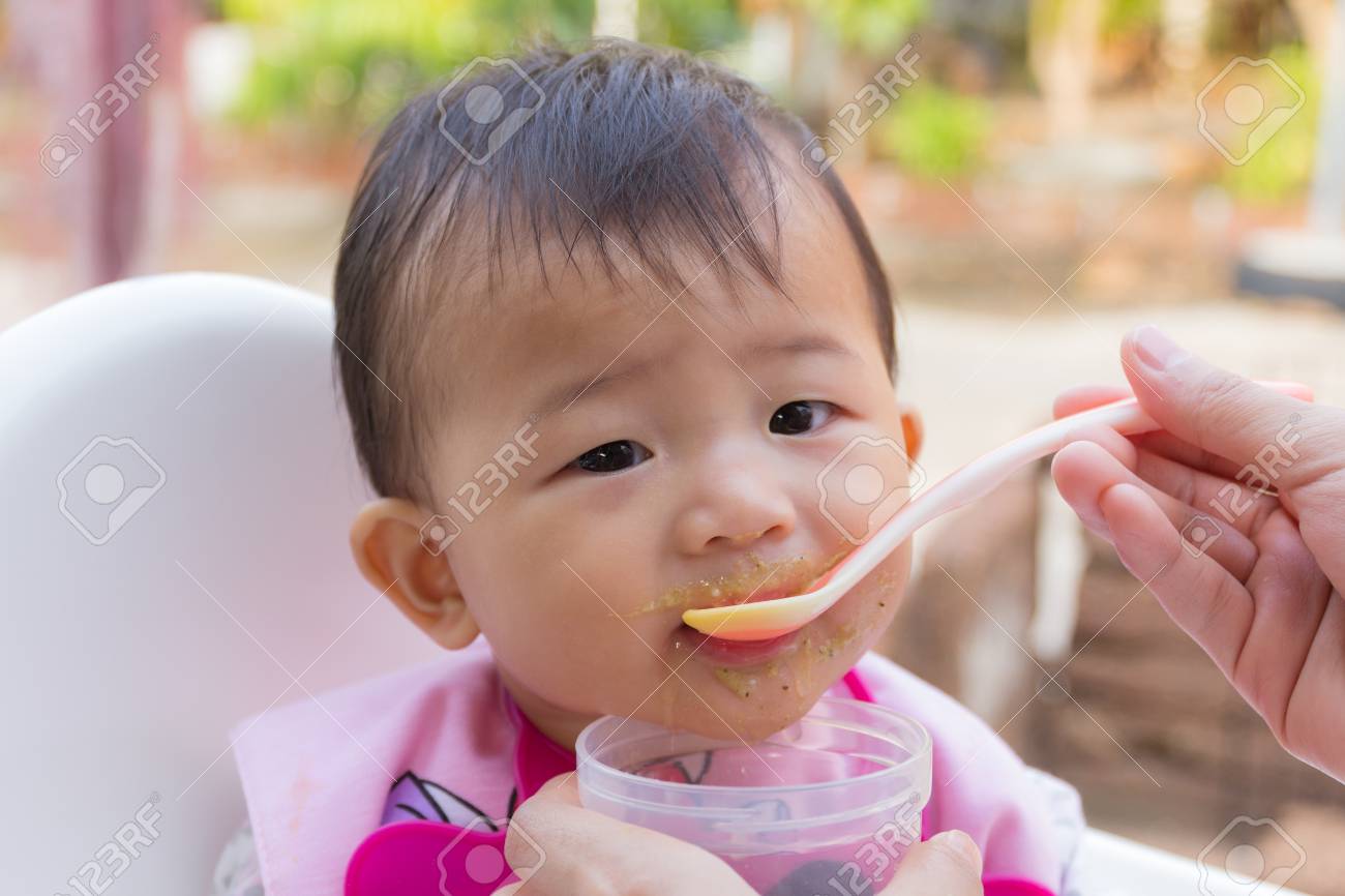 食品 母が庭で 7 ヶ月の子供のためのスープを餌を食べるアジアのかわいい赤ちゃん の写真素材 画像素材 Image