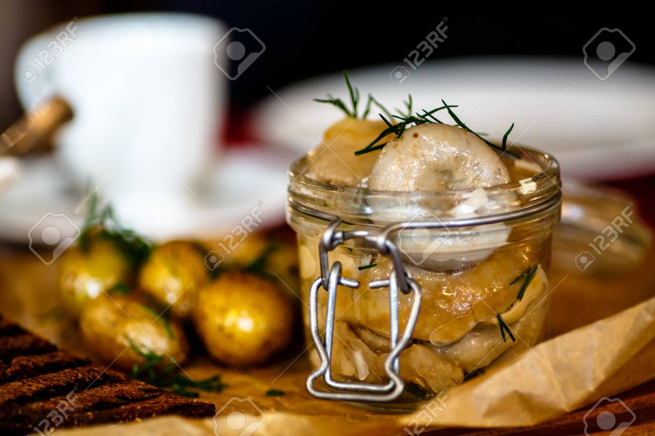 ロシア料理 塩きのこ Gruzdi の伝統的な料理 の写真素材 画像素材 Image