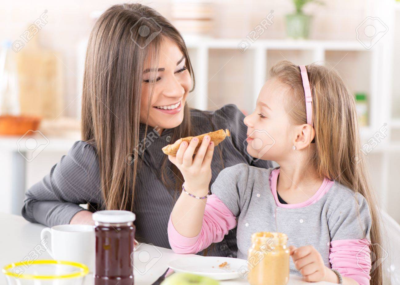Mutter Und Tochter Fruhstuck In Der Kuche Nettes Kleines Madchen Isst Brot Mit Erdnussbutter Lizenzfreie Fotos Bilder Und Stock Fotografie Image 26380149