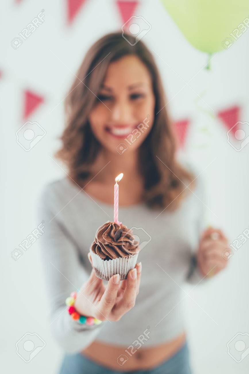 Belle Jeune Femme Souriante Tenant Petit Gateau D Anniversaire Avec Une Bougie Mise Au Point Selective Focus Sur Petit Gateau Au Premier Plan Banque D Images Et Photos Libres De Droits Image Belle Jeune Femme Souriante Tenant Petit Gateau D Anniversaire Avec Une Bougie Mise Au Point Selective Focus Sur Petit Gateau Au Premier Plan Banque D Images Et Photos Libres De Droits Image