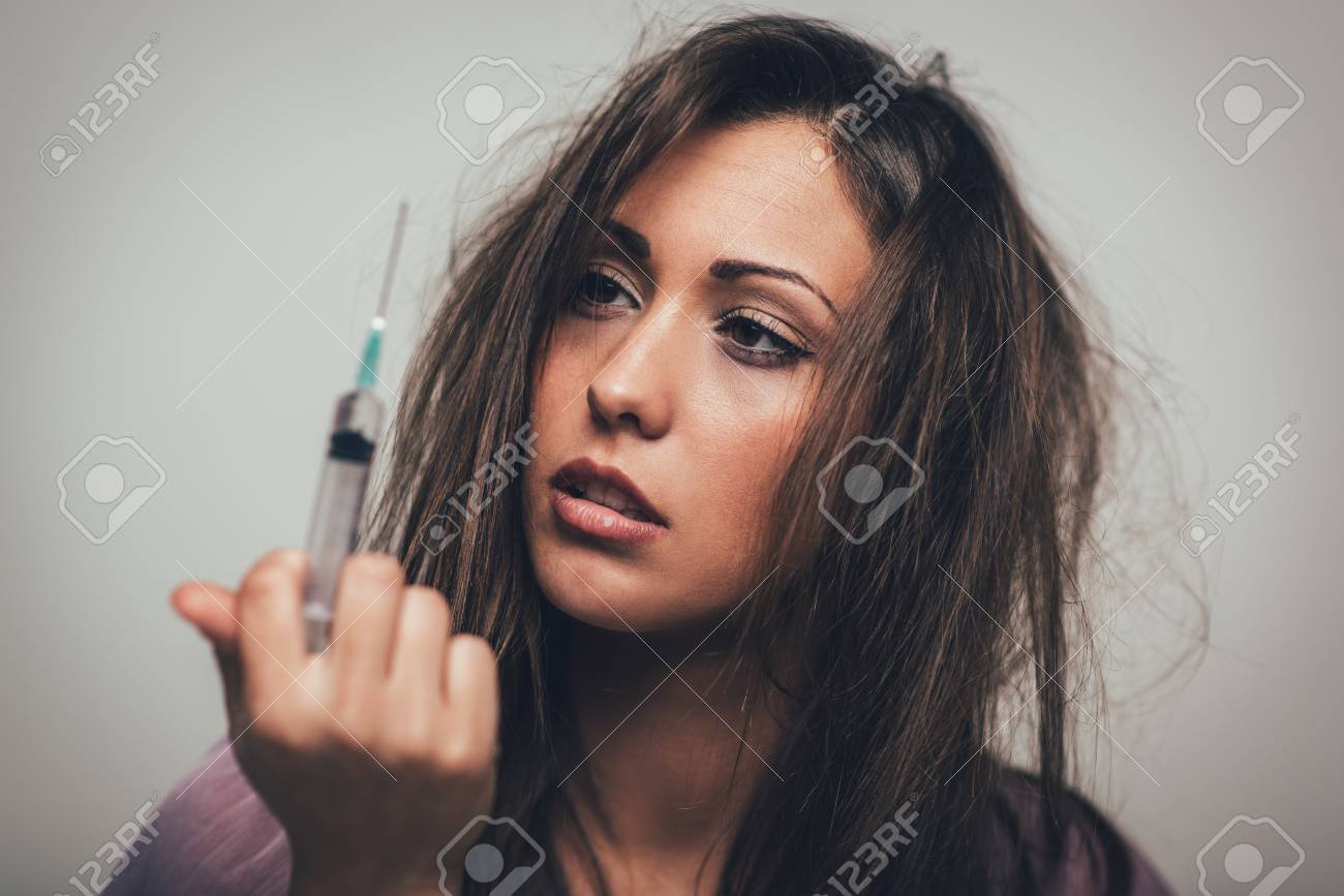 薬物中毒の裸の少女 