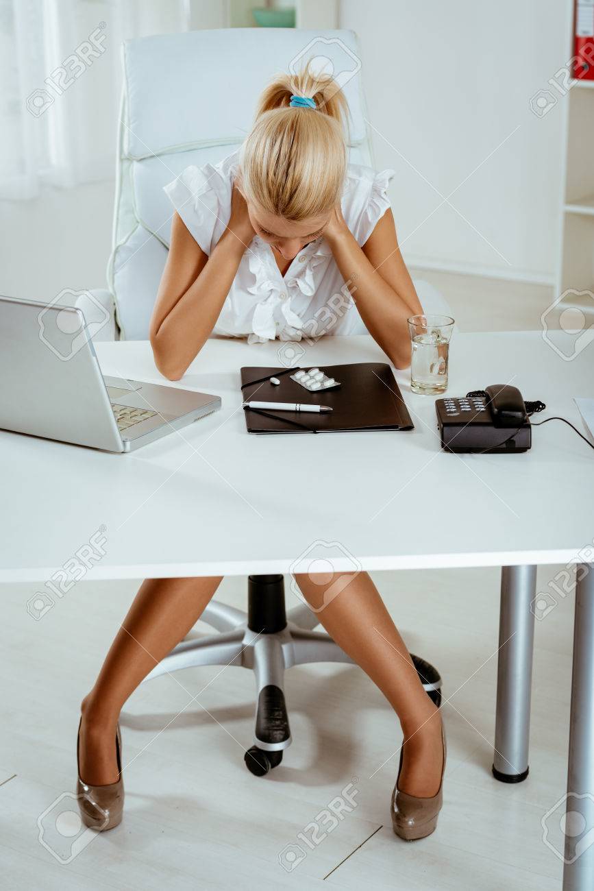 若い彼女の顔に苦しそうな表情で首に手を繋いでいるビジネスの女性を強調しました の写真素材 画像素材 Image 若い彼女の顔に苦しそうな表情で首に手を繋いでいるビジネスの女性を強調しました の写真素材 画像素材 Image