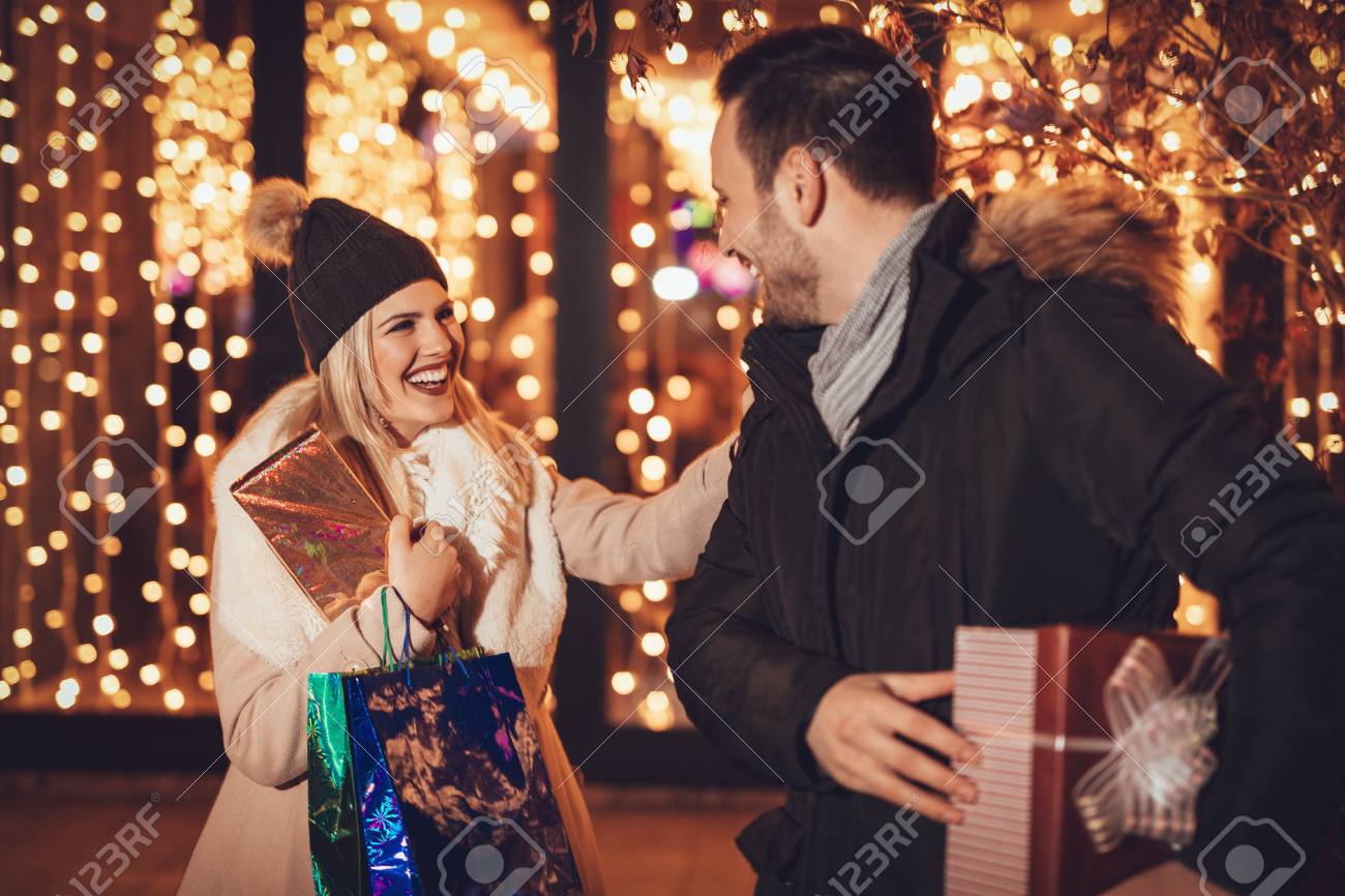 Regali Di Natale Per Giovani Coppie.Immagini Stock Le Giovani Belle Coppie Si Incontrano Per Strada Passeggiano Per La Citta E Si Divertono A Comprare Regali Di Natale Nel Centro Commerciale Della Citta Image 91589099