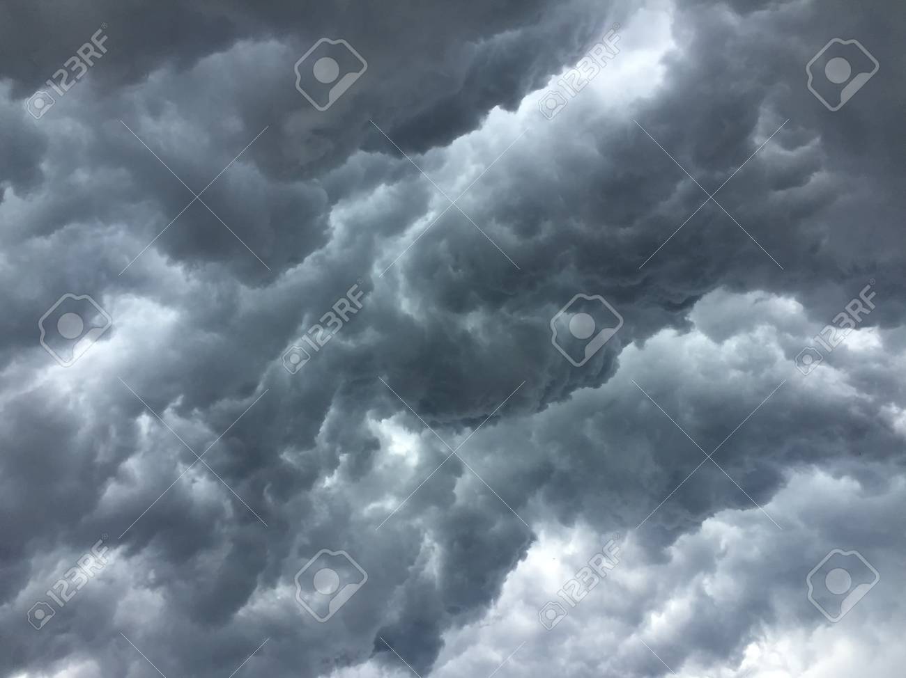 雨の雲のオーバー ヘッド ショット天気の変化 の写真素材 画像素材 Image