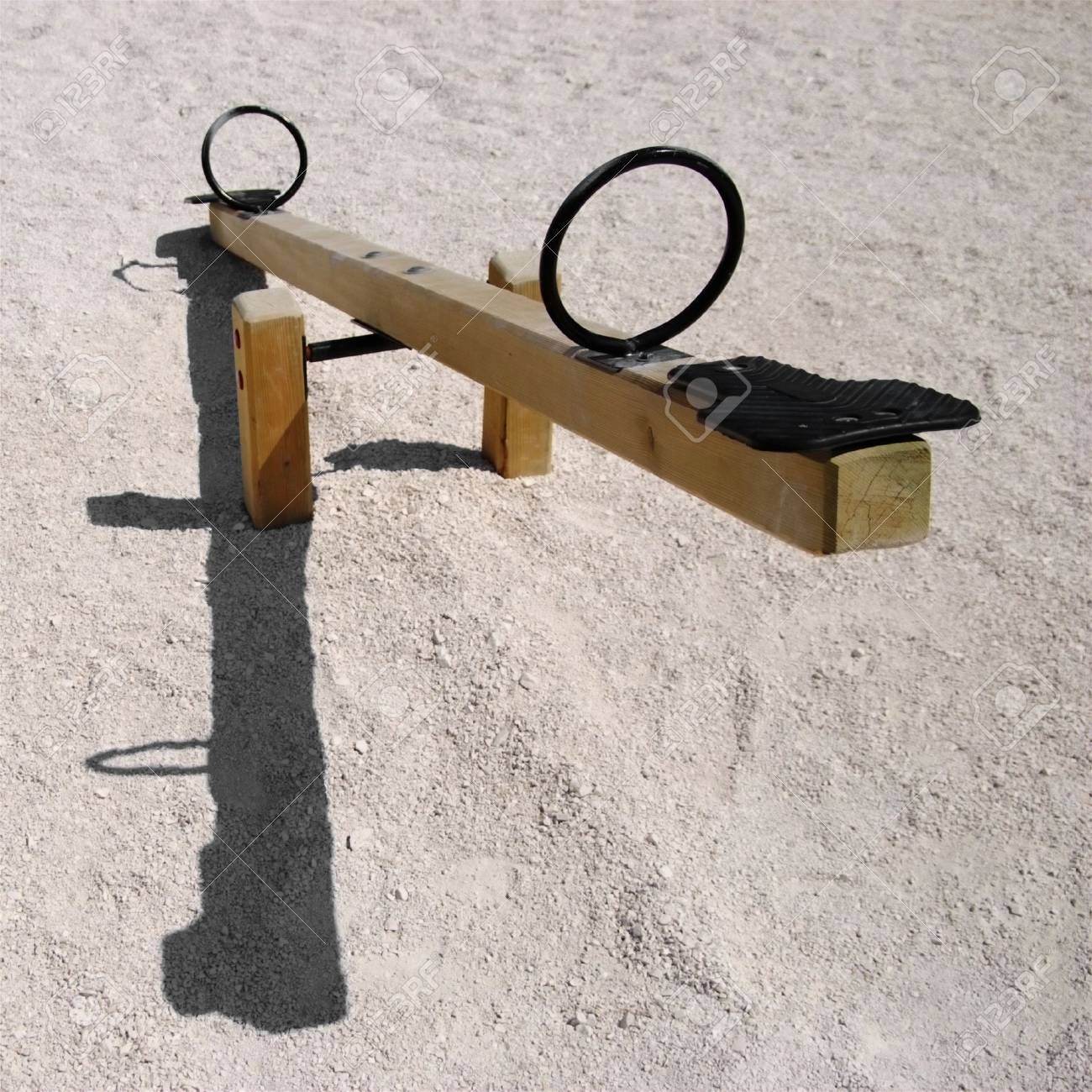 空の木製シーソーやシーソー影 負の Natality コンセプト の写真素材 画像素材 Image