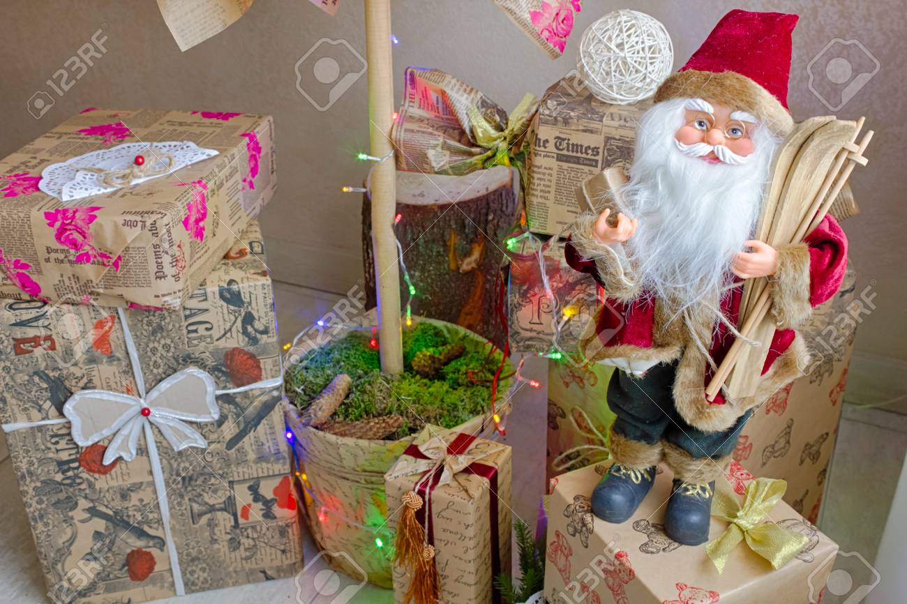 クリスマス ツリーとおしゃれなパッケージでギフトに座ってグッズ サンタ クロース の写真素材 画像素材 Image