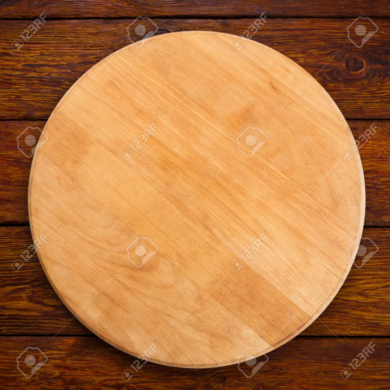 木製のテーブル背景でピザの木製ラウンド ボードの写真素材・画像素材 Image 40588924