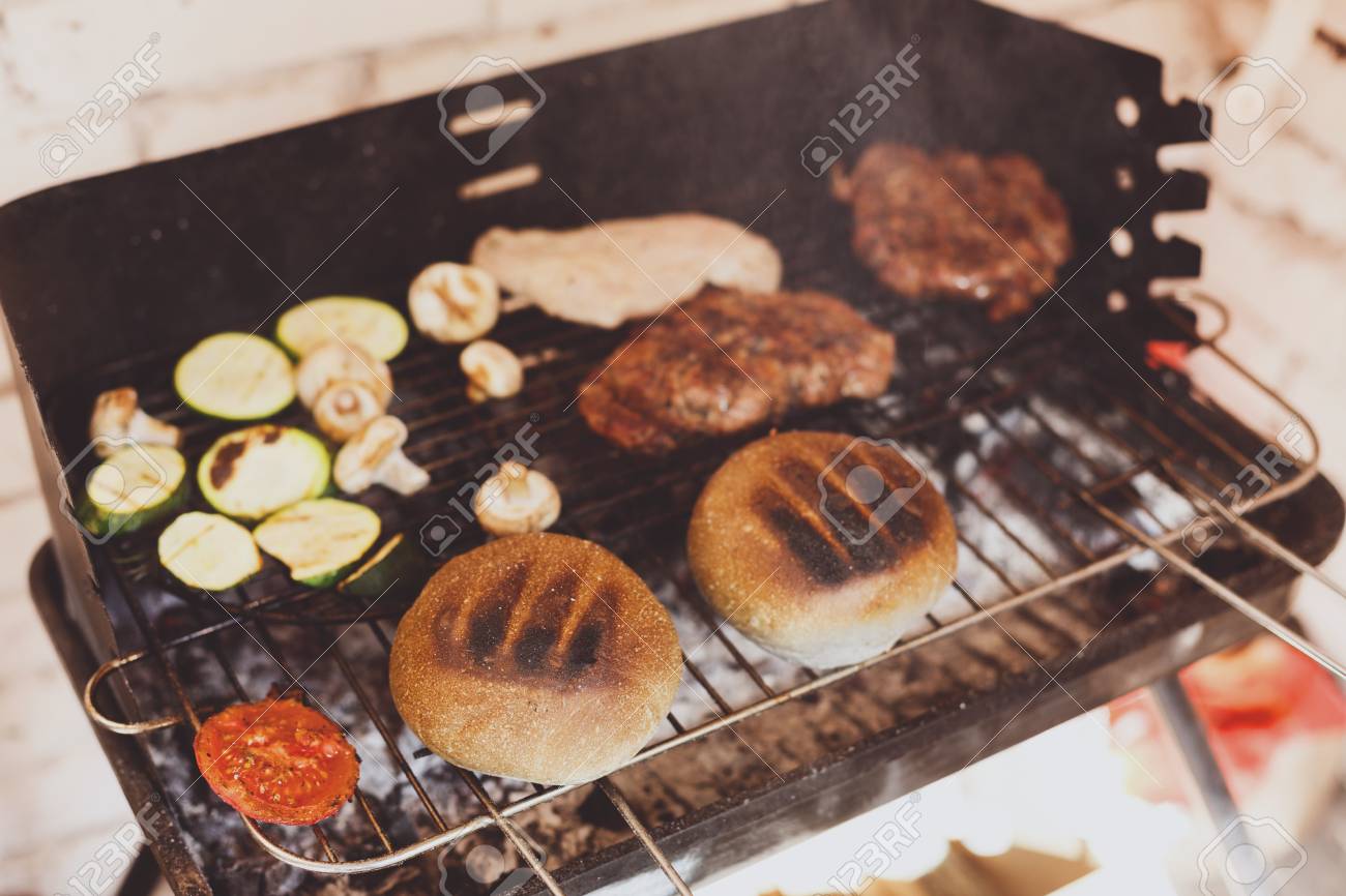 Barbecue à L'extérieur. Cuisson Barbecue Américain. Gros Barbecue à L'extérieur. Cuisson Barbecue Américain. Gros