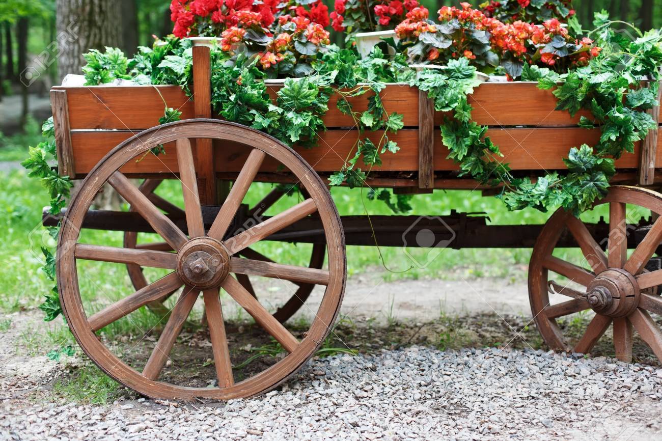 花カート レトロでスカーレットの赤いゼラニウムの花壇は 古い木製ワゴン スタイル 公園ランドス ケープ デザイン モダンなクレインズビル造園 の写真素材 画像素材 Image
