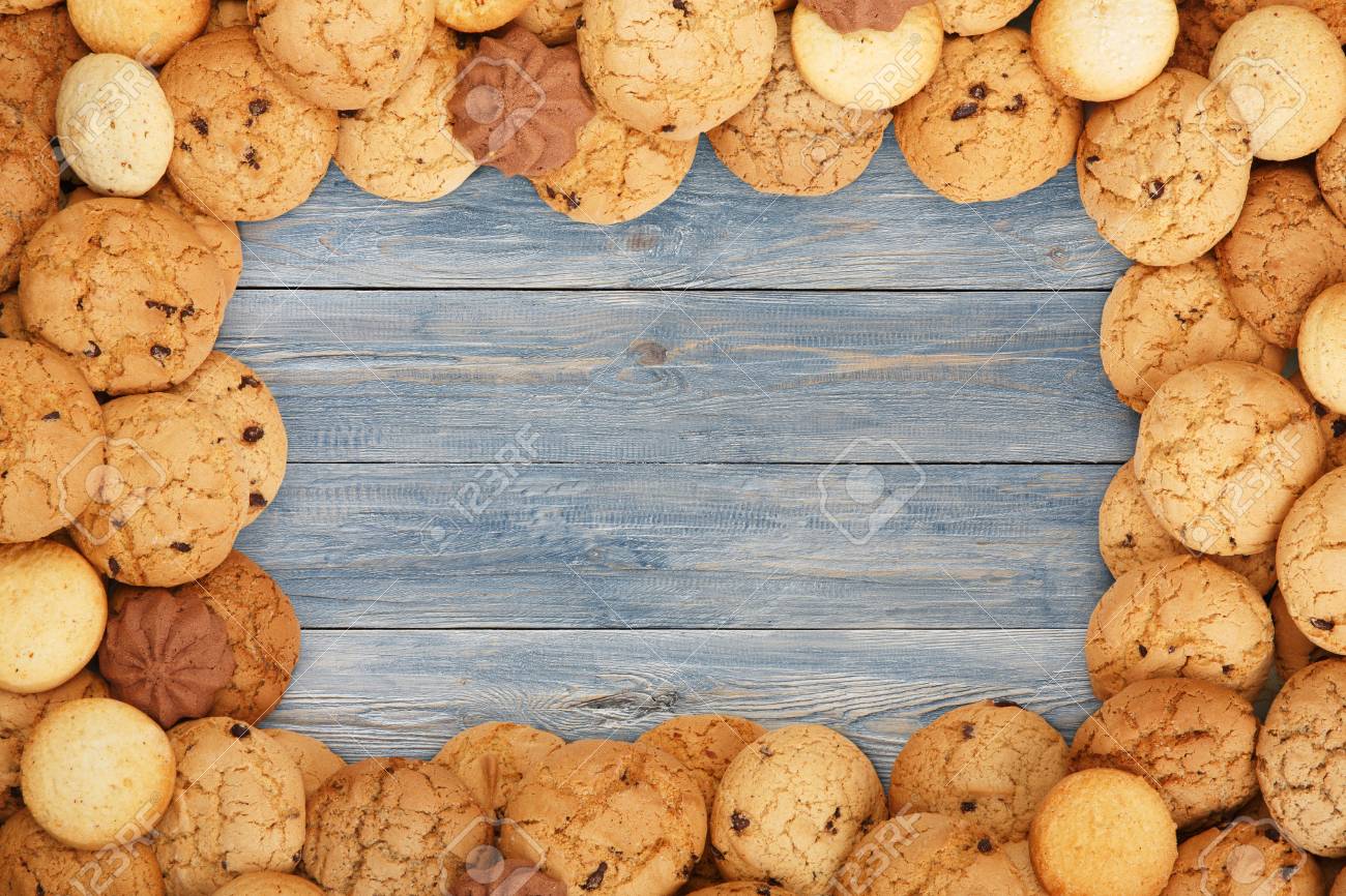 クッキーは 甘いビスケット フレーム コピー スペース ブルー ウッドの背景で オートミールとチョコレートのクッキーの境界線を削除します 木製テーブル トップ ビューでデザート の写真素材 画像素材 Image