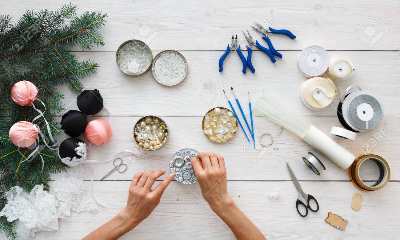 Faire Des Boules De Noël Faites à La Main Le Loisir Féminin Des Outils Pour Créer Des Décorations De Fête Et Des Guirlandes Vue De Dessus Dune
