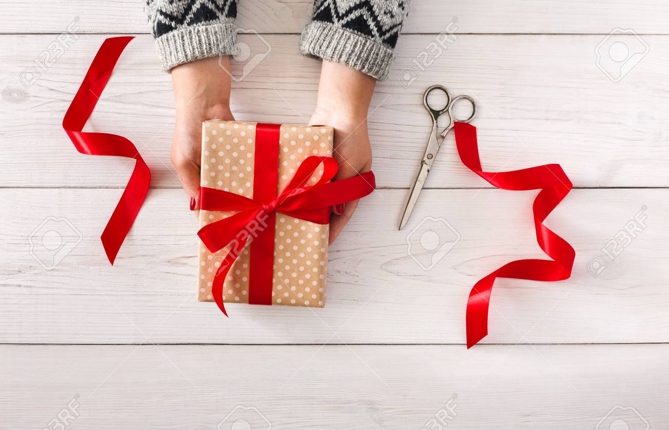 Hobby Fai Da Te Le Mani Di Donna Dà Avvolti Natale O Altra Mano Vacanze Presenti In Carta Con Nastro Rosso Casella Attuale Decorazione Di Regalo Su