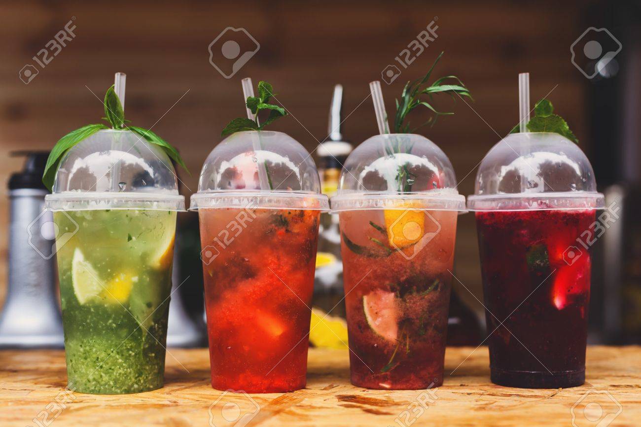 健康レストランの背景で甘いエキゾチックなノンアルコール パーティー カクテルですがクリエイティブのクローズ アップ メガネのバー ストローで飲み物をリフレッシュします の写真素材 画像素材 Image