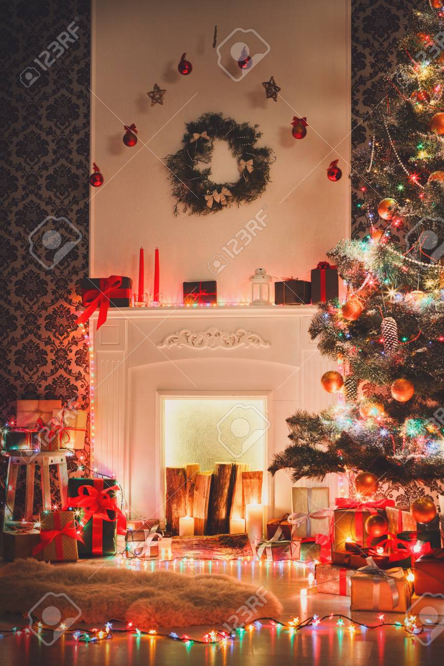Navidad Decoración De Su Cuarto De Estar, Chimenea De Cerca. Luces ... Navidad Decoración De Su Cuarto De Estar, Chimenea De Cerca. Luces ...