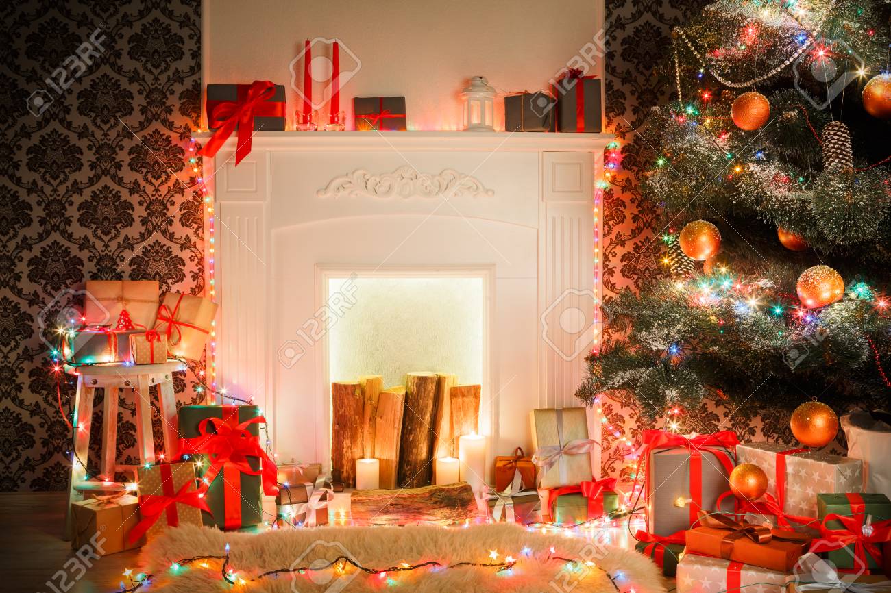 Navidad Decoración De Su Cuarto De Estar, Chimenea De Cerca. Luces ... Navidad Decoración De Su Cuarto De Estar, Chimenea De Cerca. Luces ...