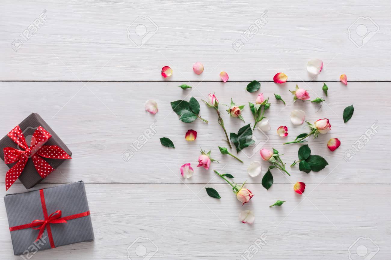 バレンタイン背景白い素朴な木材にコピー スペースを持つピンクのバラの花の心 ギフト ボックスに 幸せな恋人たちの日プレゼント モックアップ の写真素材 画像素材 Image