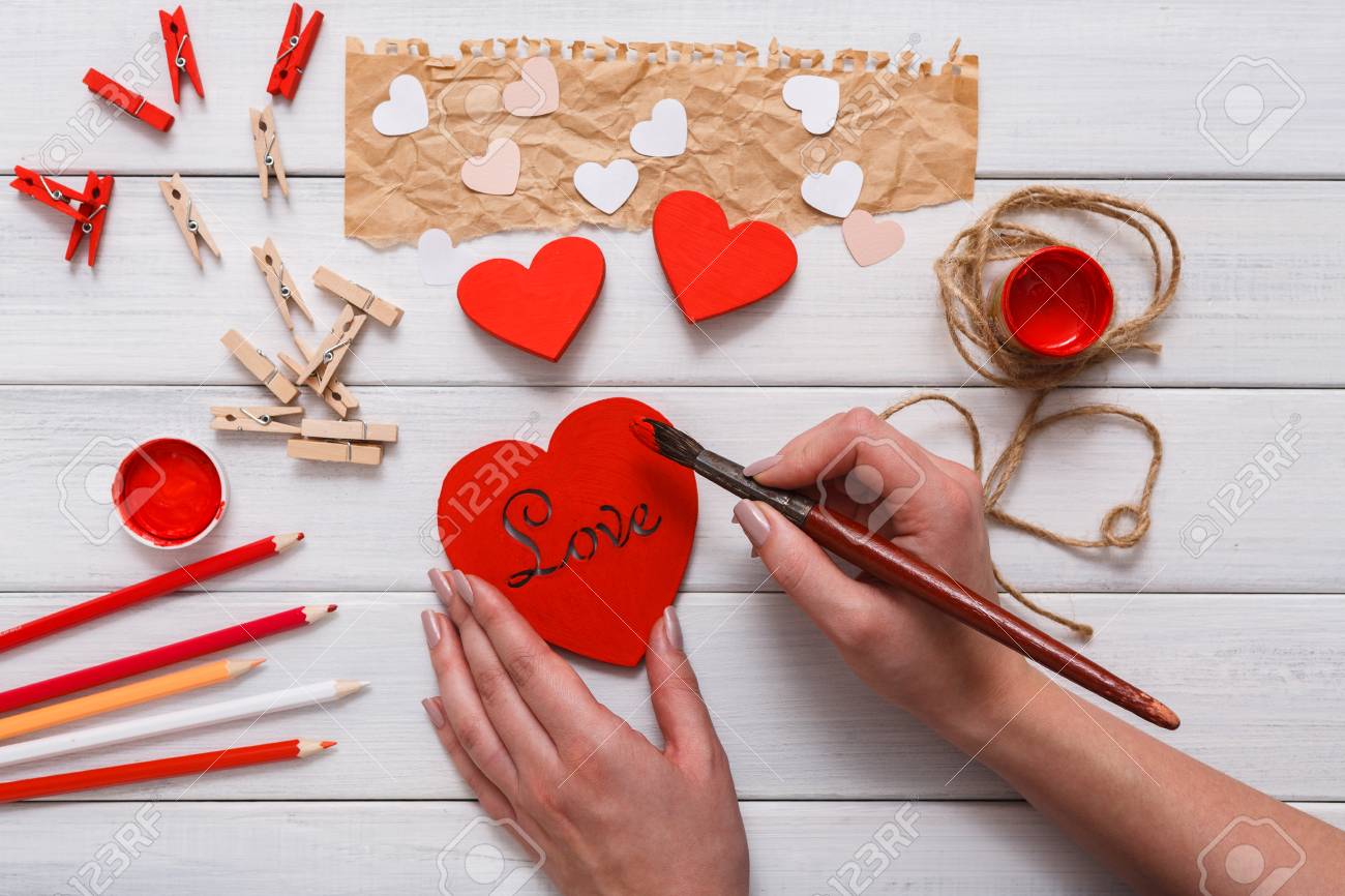 バレンタインの日 結婚式やその他の休日の装飾背景 手作りのプレゼントは 白い木の中心部を作成する 赤い色 ペーパー クラフト Diy ツールの挨拶します ビューの上フラットなレイアウト の写真素材 画像素材 Image