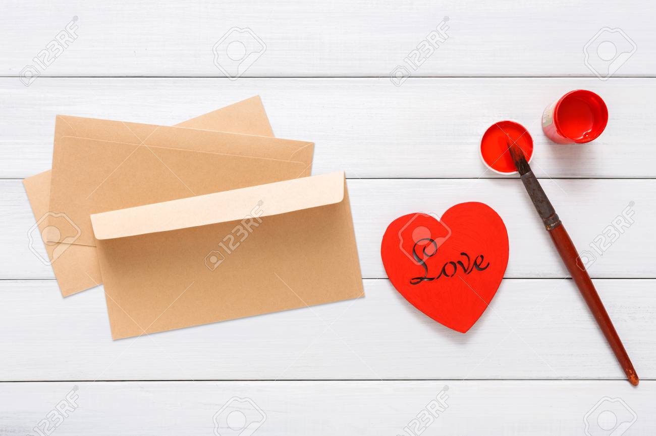 幸せなバレンタインデー 結婚式やその他の休日の装飾 背景白の木 愛の手紙の作成 ペイント ブラシで赤いハートの手作りグリーティング カード ビューの上フラットなレイアウト の写真素材 画像素材 Image 7057