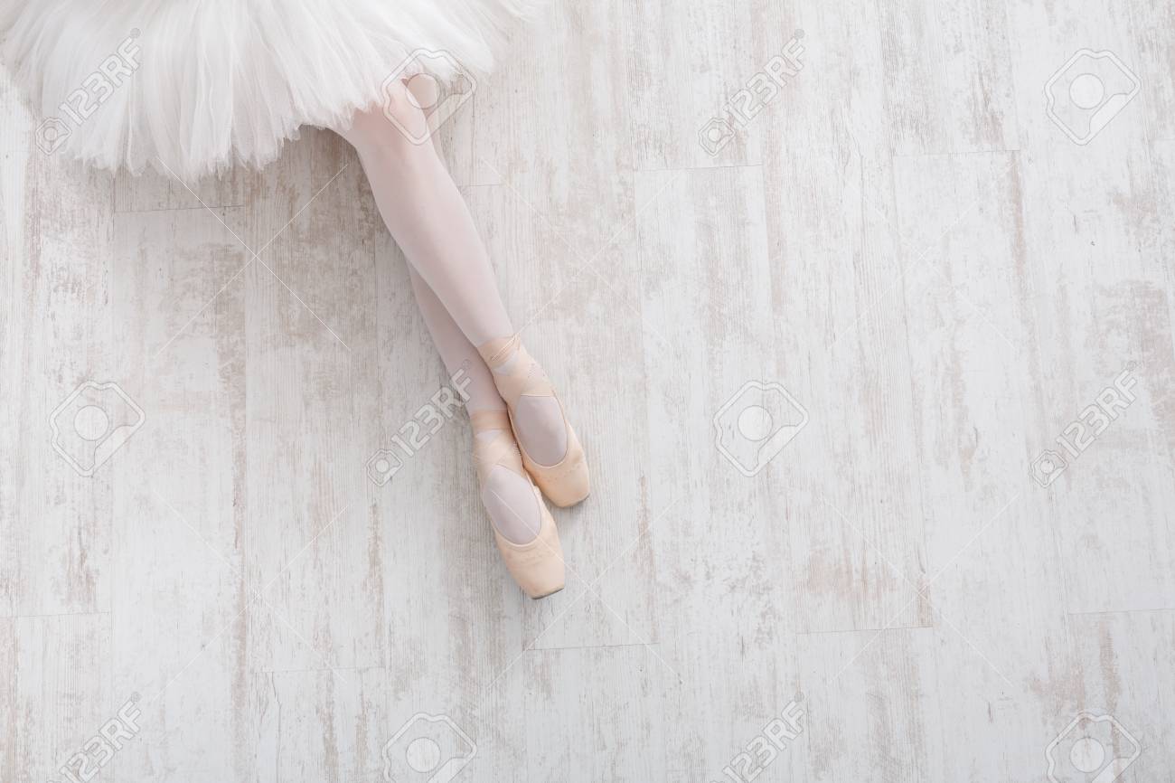 holzfußboden hintergrund weiße holzfußboden schöne beine der jungen ballerina in pointe schuhen auf weiße holzfußboden hintergrund ansicht von oben der jungen in pointe auf weiße holzfußboden hintergrund weiße holzfußboden schöne beine der jungen ballerina in pointe schuhen auf weiße holzfußboden hintergrund ansicht von oben der jungen in pointe auf weiße
