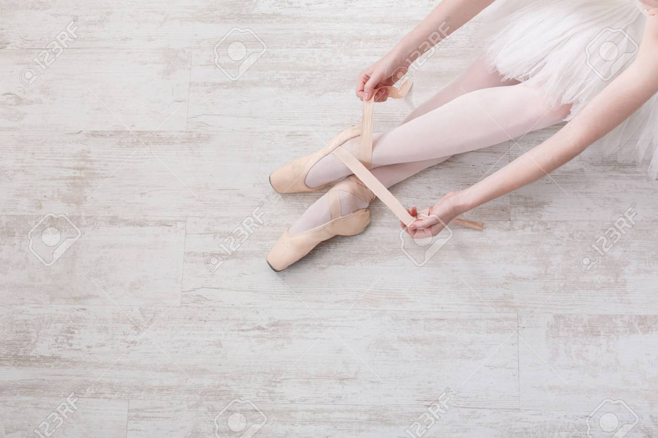 holzfußboden hintergrund fototapete schöne beine der jungen ballerina die auf weiße holzfußboden hintergrund ansicht von oben der jungen die auf weiße holzfußboden hintergrund fototapete schöne beine der jungen ballerina die auf weiße holzfußboden hintergrund ansicht von oben der jungen die auf weiße
