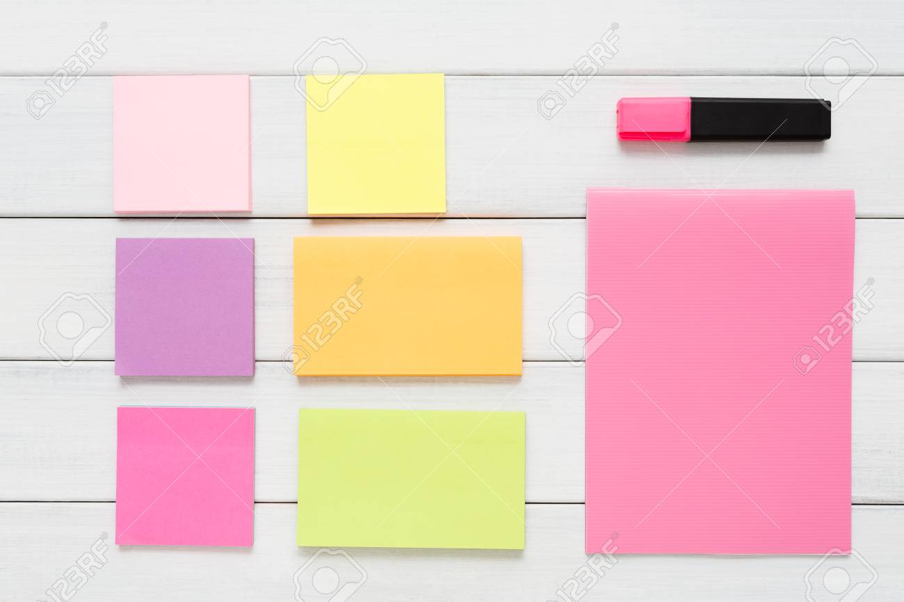 事務 業務用品 カラフルなマーカー 付箋 メモ ブロック メモ帳 ホワイトの素朴な木製ボードの背景にペン コピー スペース平面図フラット横たわっていた 誰もオブジェクトします の写真素材 画像素材 Image