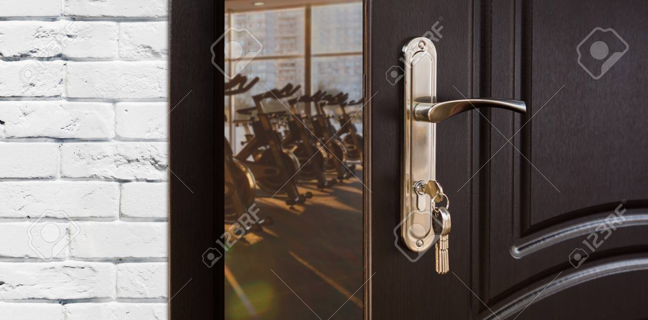 Geöffnete Tür Zu Modernen Fitnessraum Interieur Mit Ausrüstung ... Geöffnete Tür Zu Modernen Fitnessraum Interieur Mit Ausrüstung ...