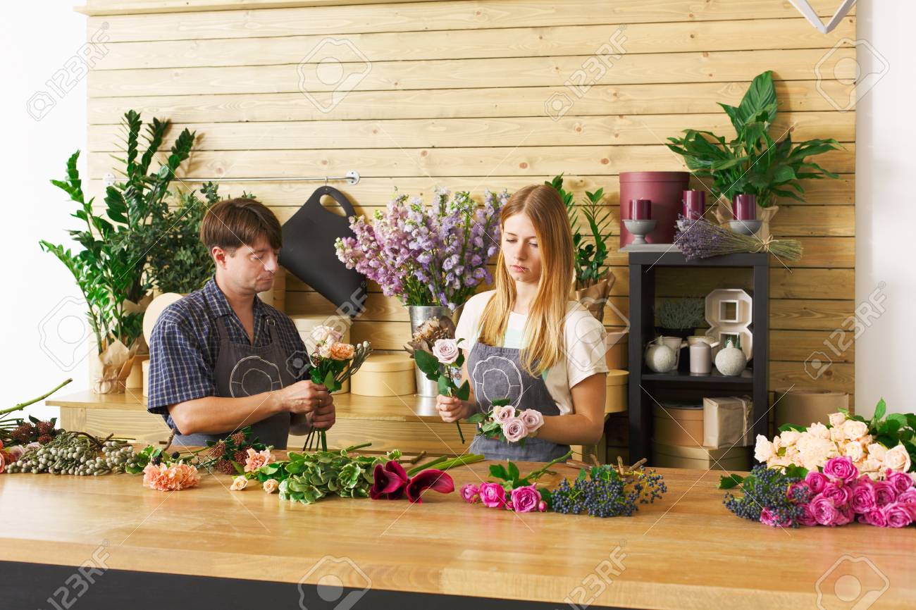 中小企業です 花の配達 順序を作成する花屋 作りはお花屋さんで花束を上昇しました の写真素材 画像素材 Image