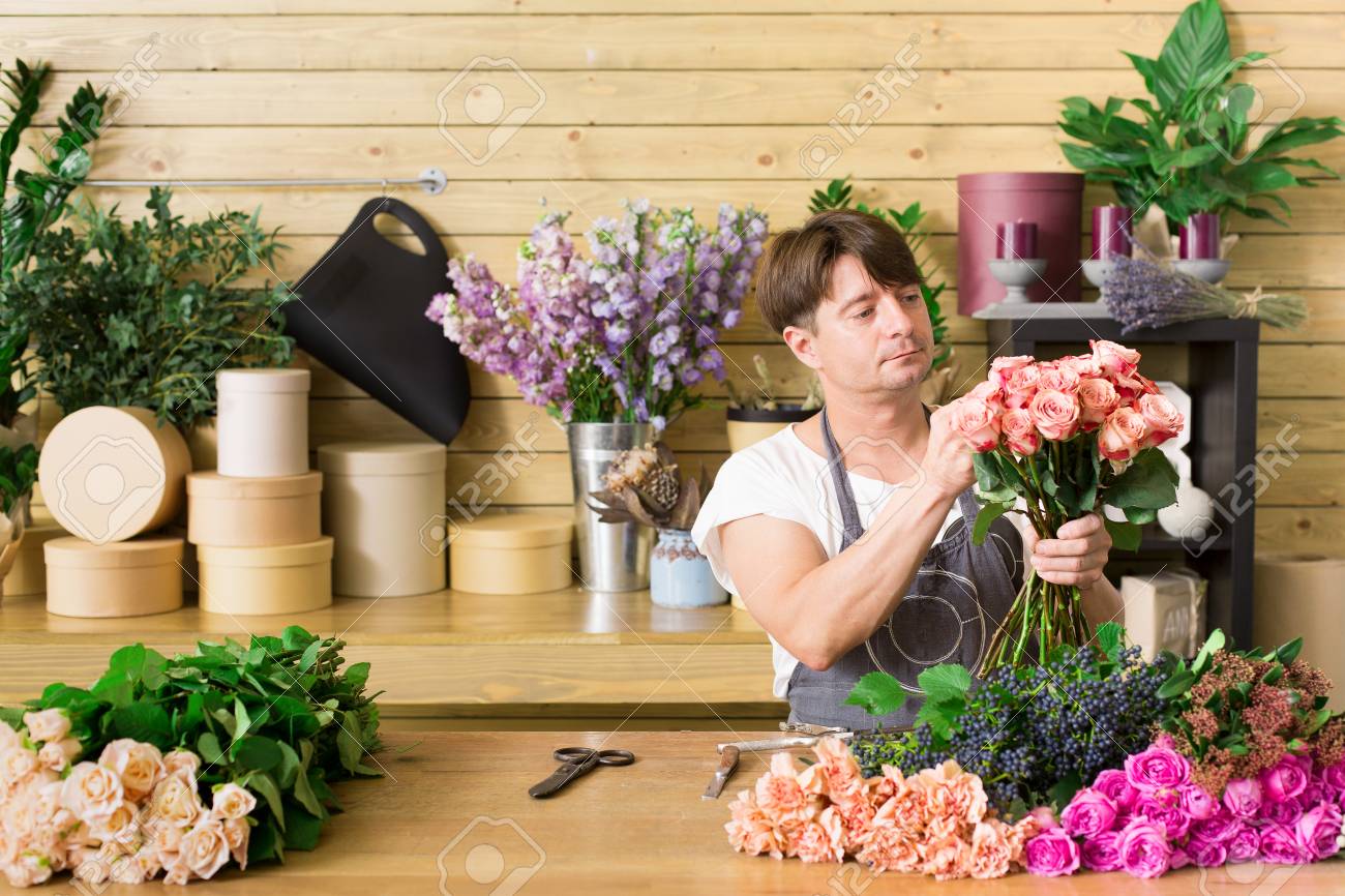 Petite Entreprise Fleuriste Decision Homme Bouquet De Roses Au Comptoir Bureau Dans Magasin De Fleurs Man Assistant Ou Proprietaire Floral Studio De Design Ce Qui Rend Les Decorations Et Arrangements Livraison Des