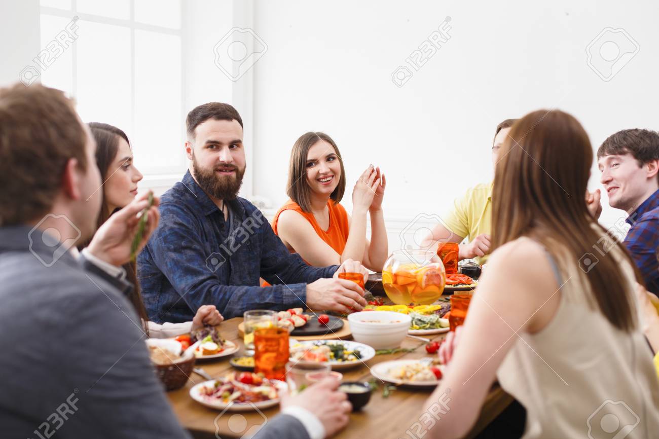 Amigos Comiendo Comidas Cena En Casa Los Jovenes Se Pasan Comida