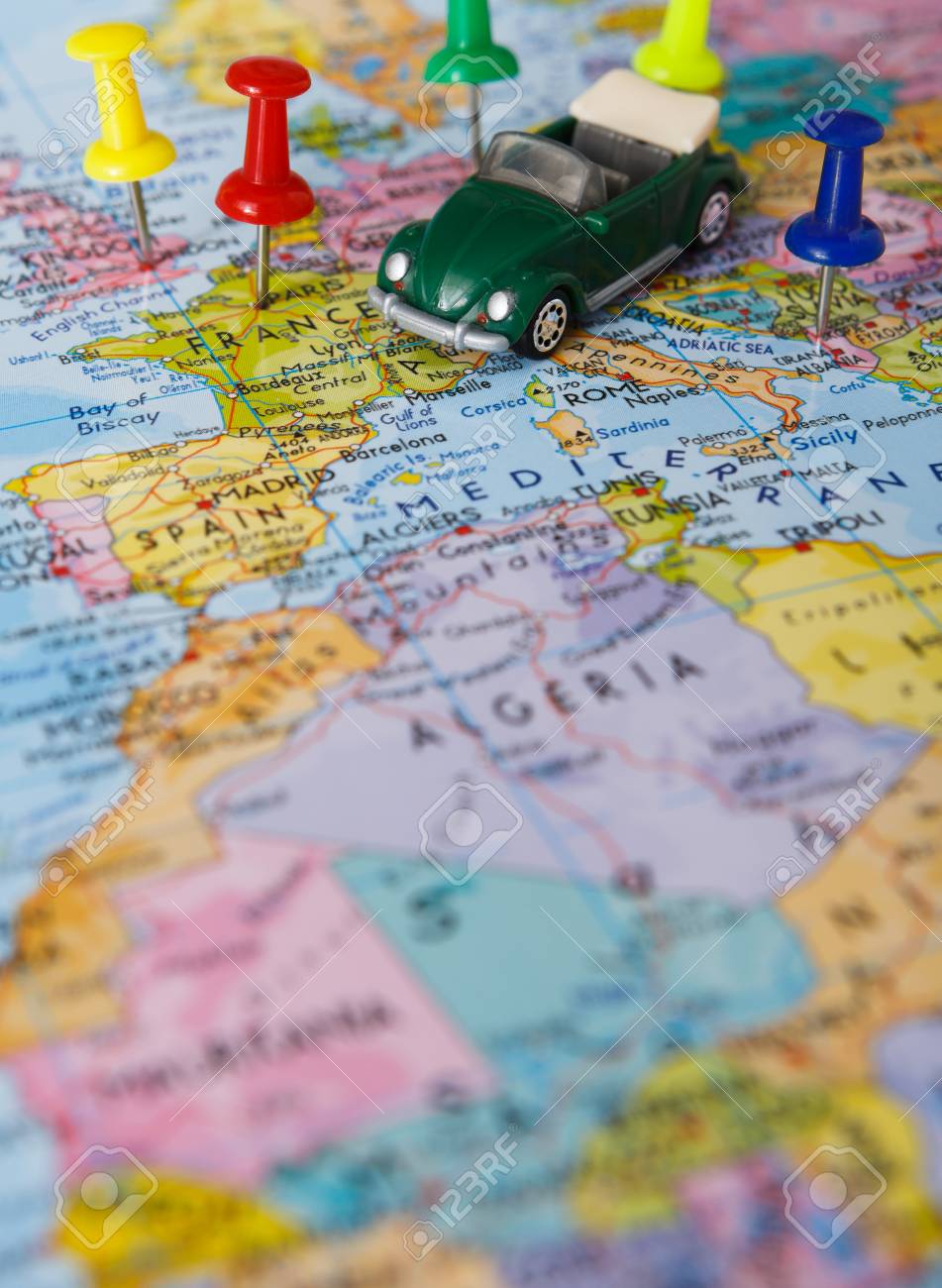 車のコンセプトで海外旅行 これまで訪れた国は地図上のピンを取り組みます ヨーロッパに焦点を当てます 観光や休暇の背景 クローズ アップ の写真素材 画像素材 Image