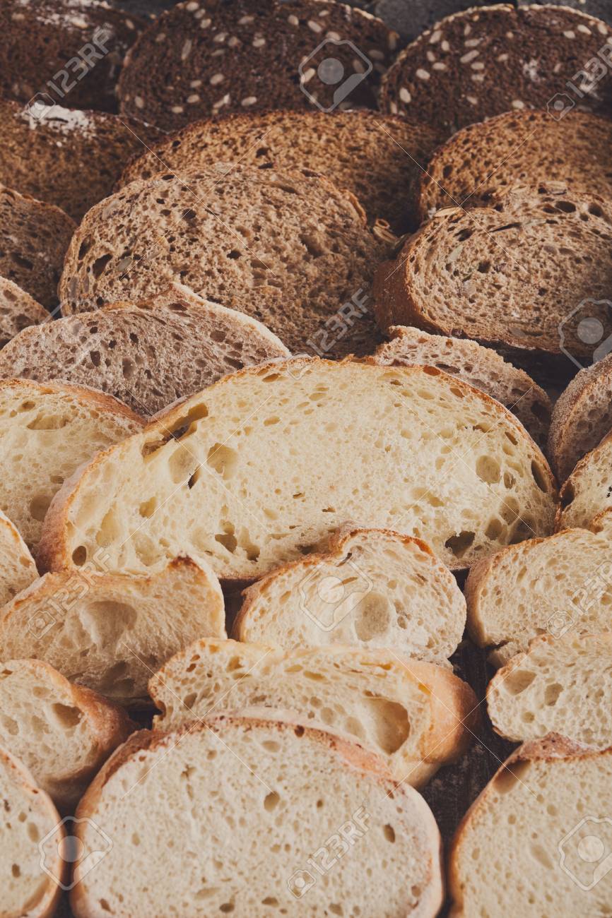 背景がグラデーションのパンをスライスしました パン屋および食料品のコンセプトです 木材にライ麦と白パンの種類をスライスした新鮮でヘルシーな全粒粉 の写真素材 画像素材 Image