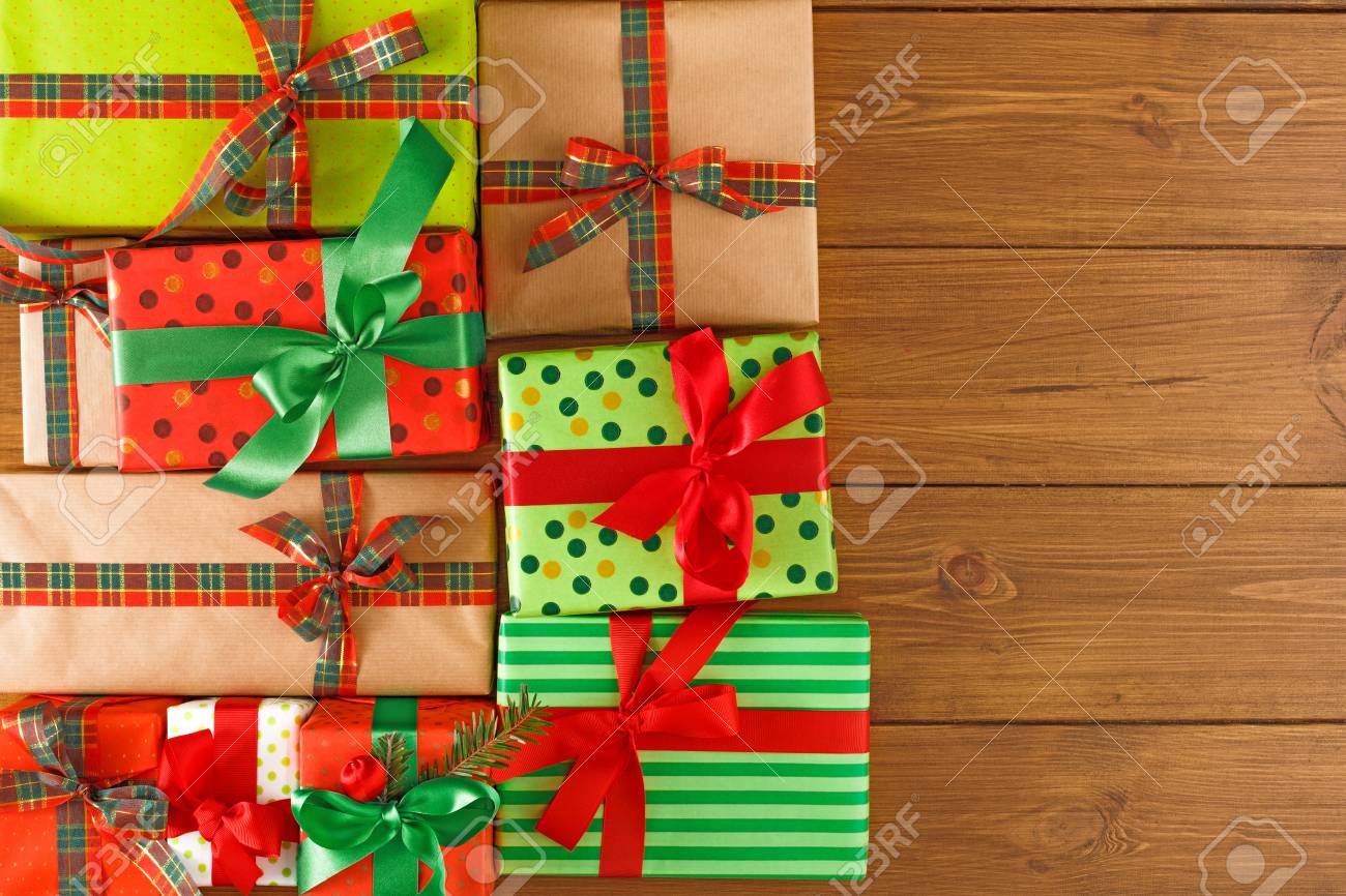 Confezioni Per Regali Di Natale.Immagini Stock Confezioni Regali Di Natale Moderni Blocco Per Grafici Dei Contenitori Di Regalo Su Priorita Bassa Di Legno Concetto Di Vacanze Invernali E Natalizie Vista Dall Alto Distesi Copia Spazio Image