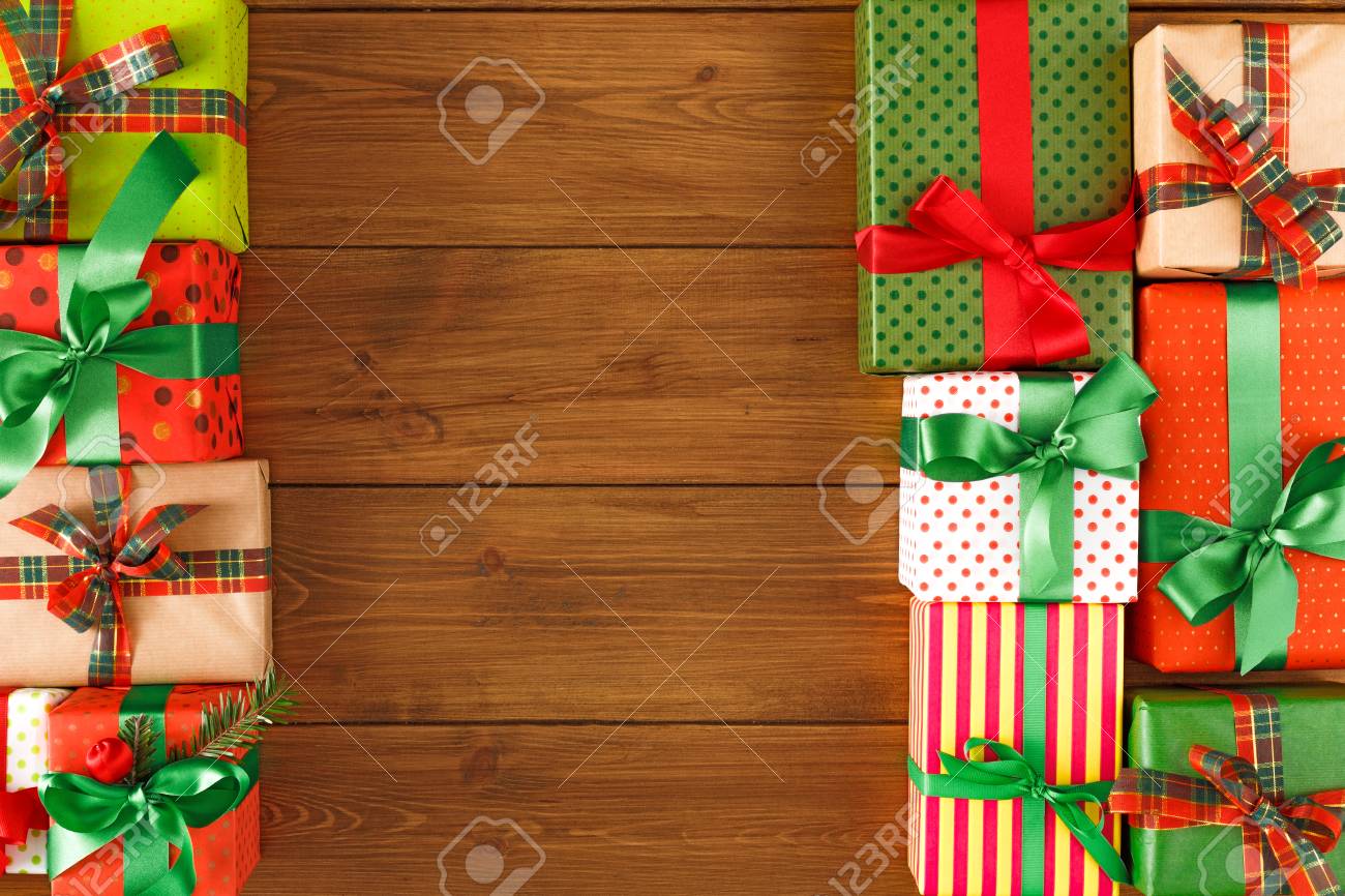 Confezioni Per Regali Di Natale.Immagini Stock Confezioni Regali Di Natale Moderni Blocco Per Grafici Dei Contenitori Di Regalo Su Priorita Bassa Di Legno Concetto Di Vacanze Invernali E Natalizie Vista Dall Alto Distesi Copia Spazio Image